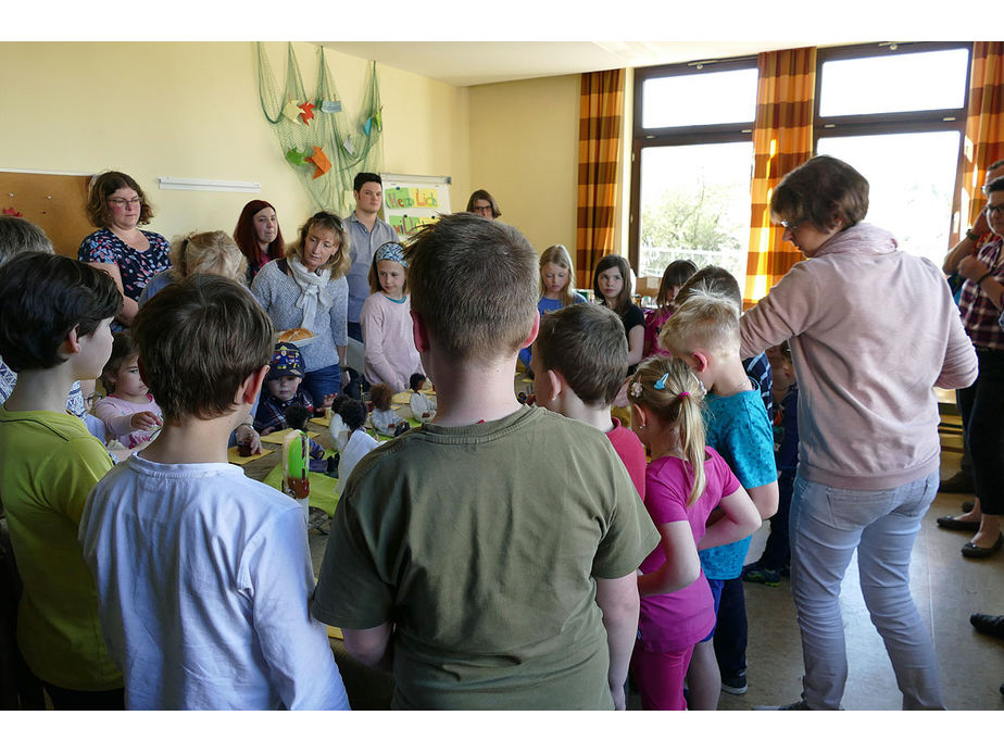 Kinderkarfreitagsliturgie im Gemeindezentrum (Foto: Karl-Franz Thiede)